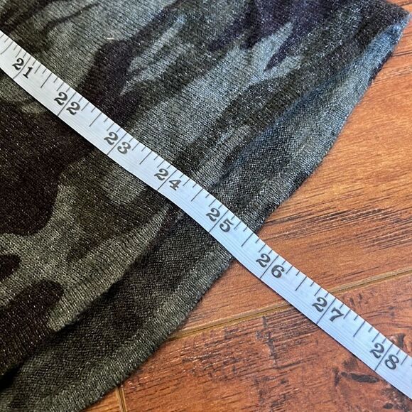 Sanctuary Size XS Camo Camouflage Cold Shoulder Long Sleeve Top V-Neck - Picture 11 of 11